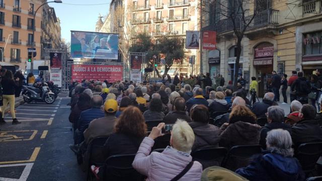 Simpatizantes de Òmnium Cultural se concentran frente a su sede para seguir la declaración de su líder, Jordi Cuixart / TWITTER