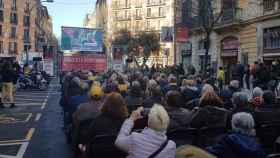 Simpatizantes de Òmnium Cultural se concentran frente a su sede para seguir la declaración de su líder, Jordi Cuixart / TWITTER