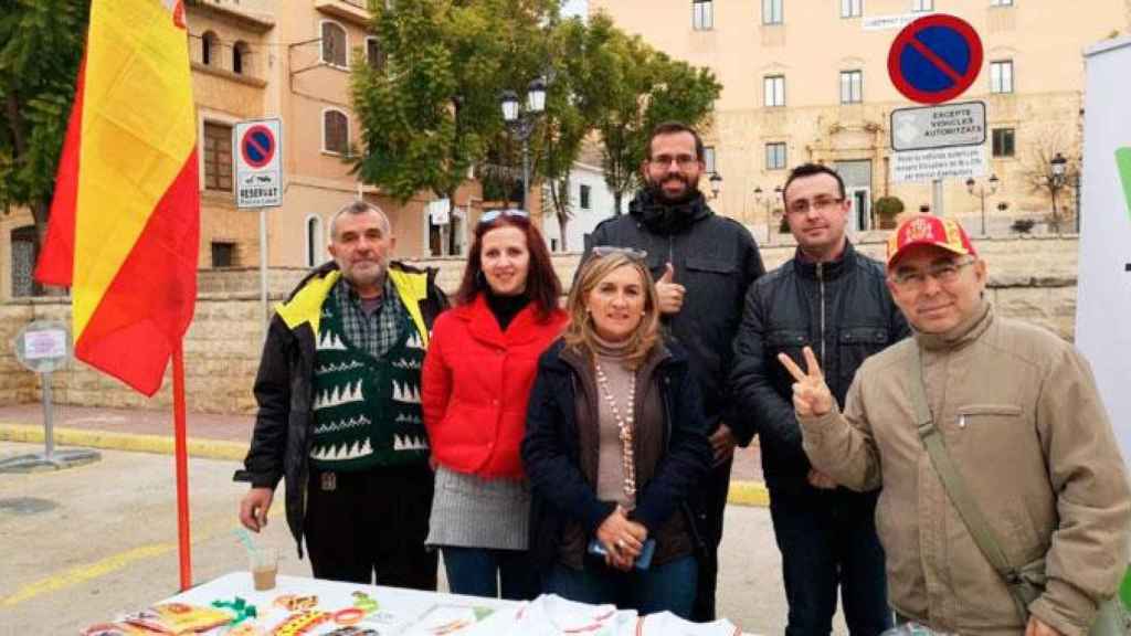 Jordi Fernández Martínez (2d), junto a otros militantes de Vox en Torredembarra / Vox