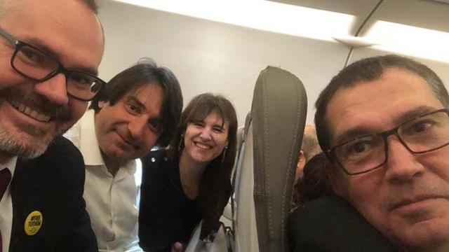 Josep Costa (i), Francesc de Dalmases, Laura Borràs y Jaume Alonso-Cuevillas (d) en el avión de regreso de Bruselas, a donde acudieron a escuchar la conferencia de Quim Torra y Carles Puigdemont / TWITTER