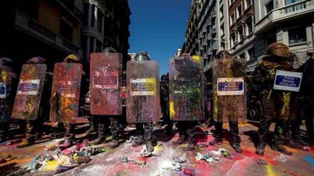 Una imagen de los Mossos tras el ataque de pintura organizado por Arran / EFE