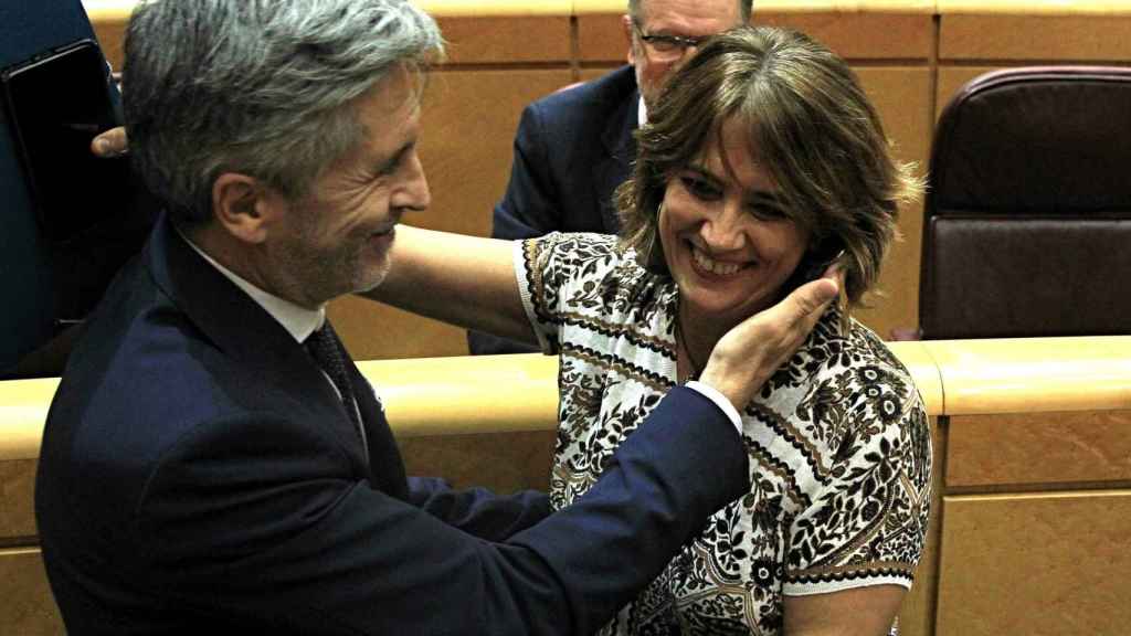 Dolores de Delgado y Fernando Grande-Marlaska, saludándose durante el pleno del Senado, en el que se debate la moción en la que el PP pide la reprobación de la ministra / EFE