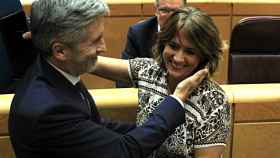 Dolores de Delgado y Fernando Grande-Marlaska, saludándose durante el pleno del Senado, en el que se debate la moción en la que el PP pide la reprobación de la ministra / EFE