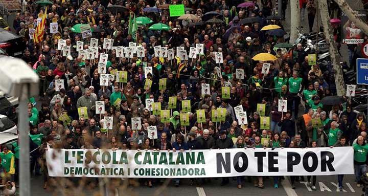 Manifestación en favor de la inmersión en los proyectos lingüísticos de los centros escolares que oculta el Govern, lo que según el Parlament, vulnera el derecho a la información / CG