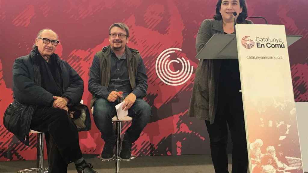 La alcaldesa de Barcelona, Ada Colau, junto a Xavier Domènech en la asamblea de los 'comuns' / EP