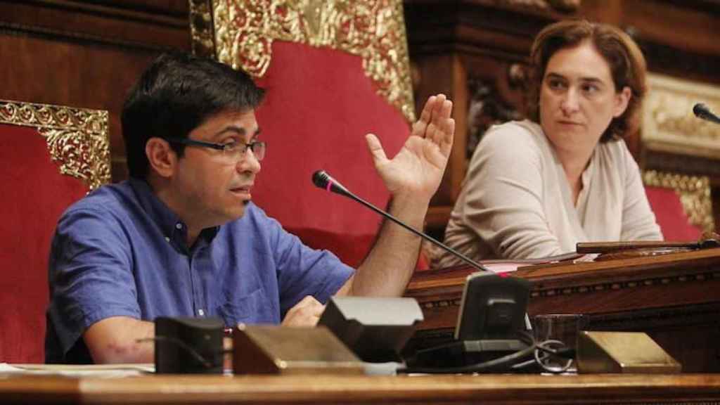 El teniente alcalde de Barcelona, Gerardo Pisarello, ante la atenta mirada de la alcaldesa, Ada Colau / EFE