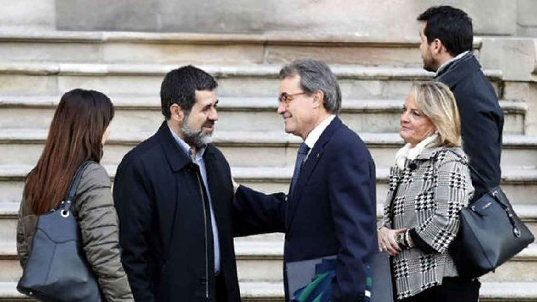 El expresidente Artur Mas conversa con el presidente de la Assemblea Nacional Catalana (ANC), Jordi Sànchez, ante la sede del Tribunal Superior de Justicia de Cataluña / EFE