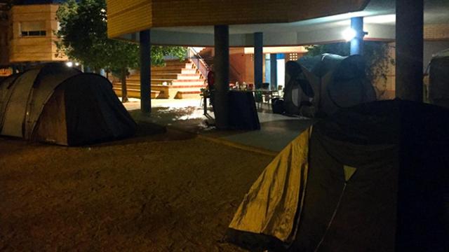 Tiendas de campaña en la Escola Provençals de Barcelona / CG