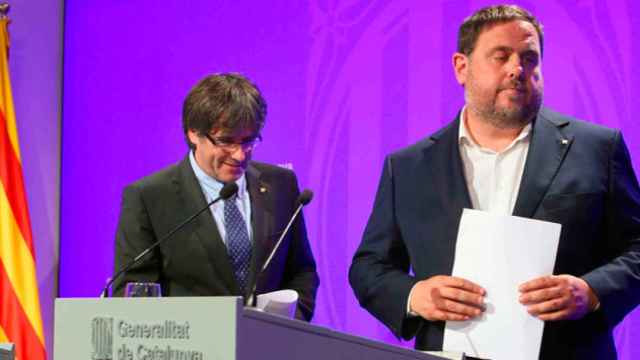 El presidente de la Generalitat, Carles Puigdemont, y el vicepresidente del Govern y conseller de Economía, Oriol Junqueras comparecen ante los medios de comunicación en el Palau de la Generalitat / EFE