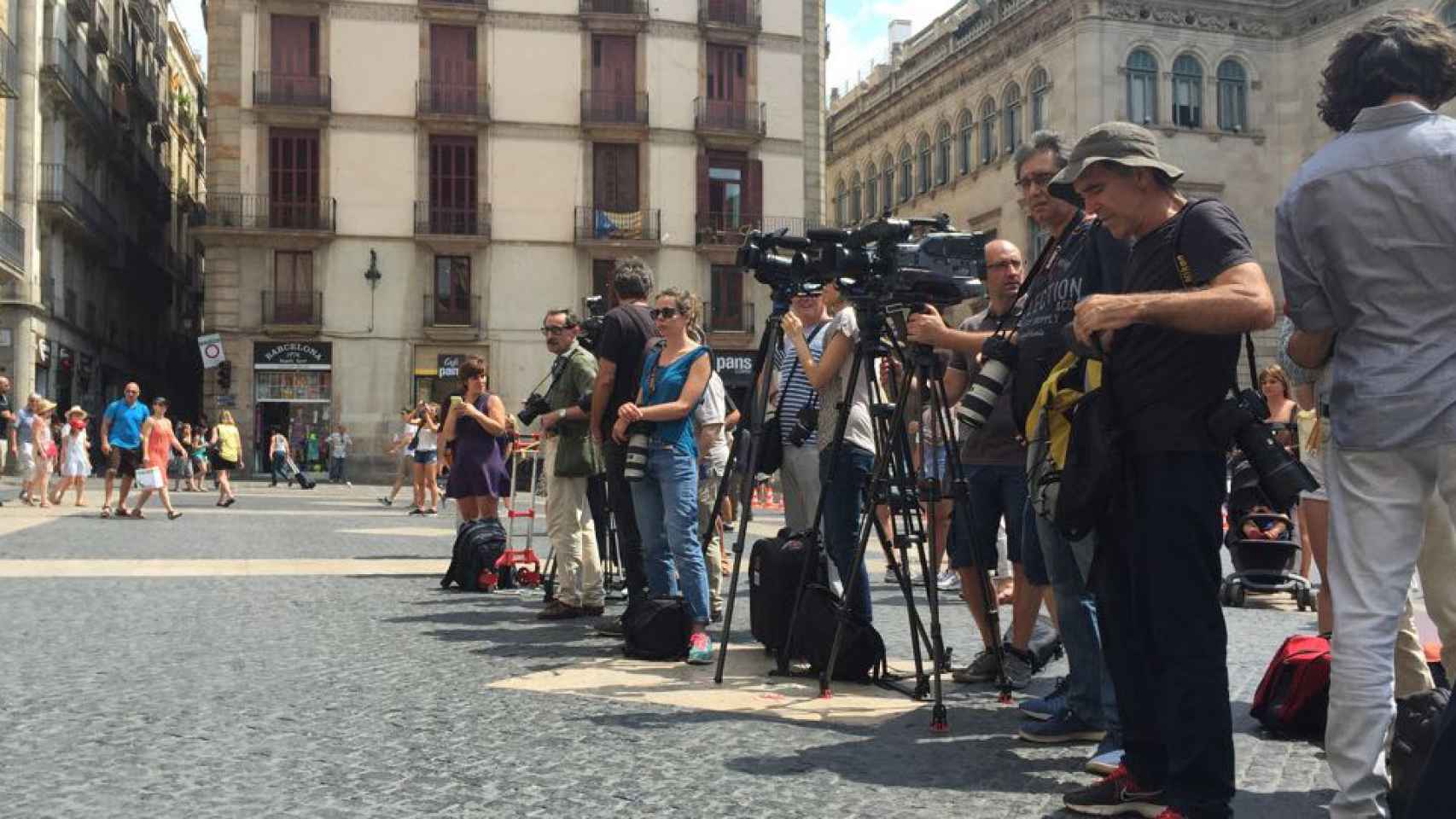 Expectación creada por Jordi Turull entre los medios de comunicación, que se concentraron a las puertas de la Generalitat / CG