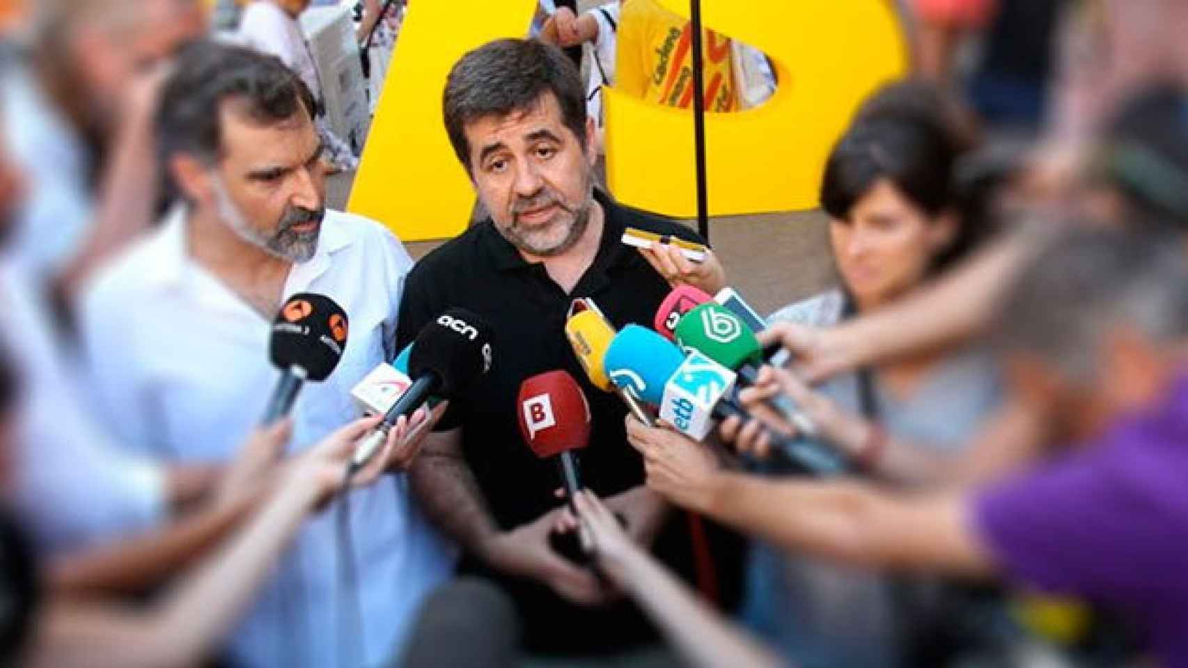 El presidente de la ANC, Jordi Sànchez, atiende a los medios junto al presidente de Òmnium Cultural, Jordi Cuixart / EFE