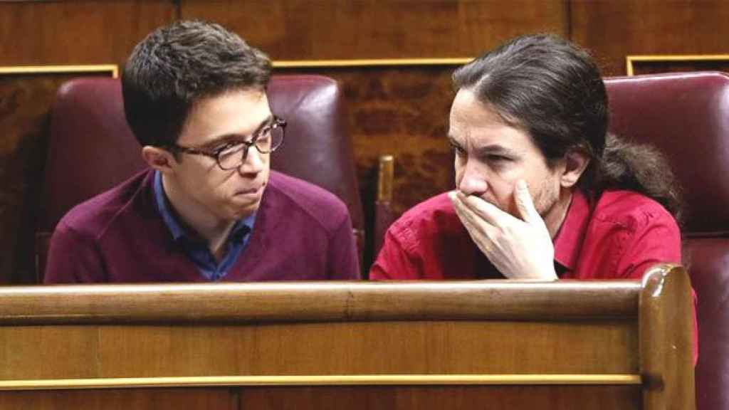 Íñigo Errejón (i) y Pablo Iglesias (d) en el Congreso de los Diputados / EFE