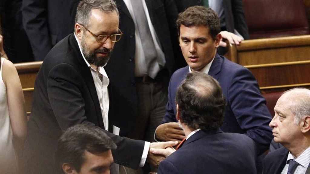 Jorge Fernández observa cómo Mariano Rajoy saluda a Girauta y Rivera / EUROPA PRESS