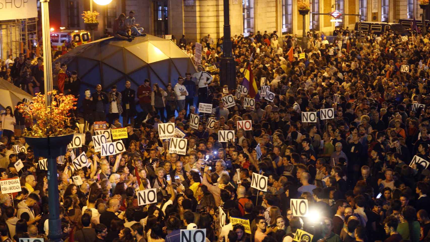 Aspecto de la concentración de miles de personas frente al Congreso esta tarde en protesta por la abstención de los socialistas / EFE