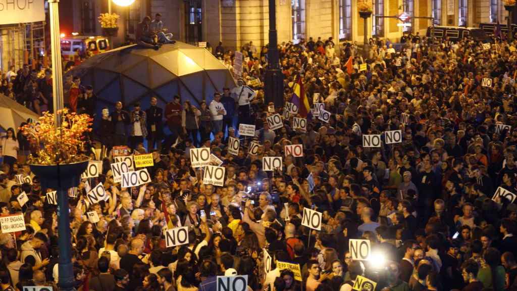 Aspecto de la concentración de miles de personas frente al Congreso esta tarde en protesta por la abstención de los socialistas / EFE