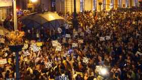 Aspecto de la concentración de miles de personas frente al Congreso esta tarde en protesta por la abstención de los socialistas / EFE