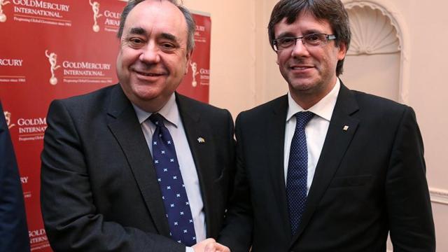 Carles Puigdemont, presidente de la Generalitat, con el exprimer ministro de Escocia, Alex Salmond.