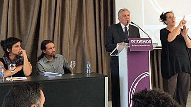 Carlos Jiménez Villarejo, junto a Pablo Iglesias