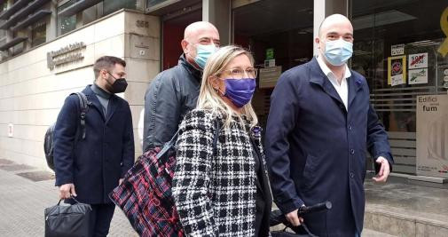 La diputada del PSC, Judith Alcalà, junto al portavoz adjunto en el Parlament, Raúl Moreno, a la entrada de la Consejería de Interior / EUROPA PRESS