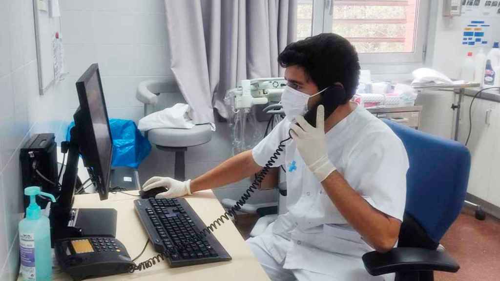 Imagen de un médico de familia consultando el sistema informático / CEDIDA