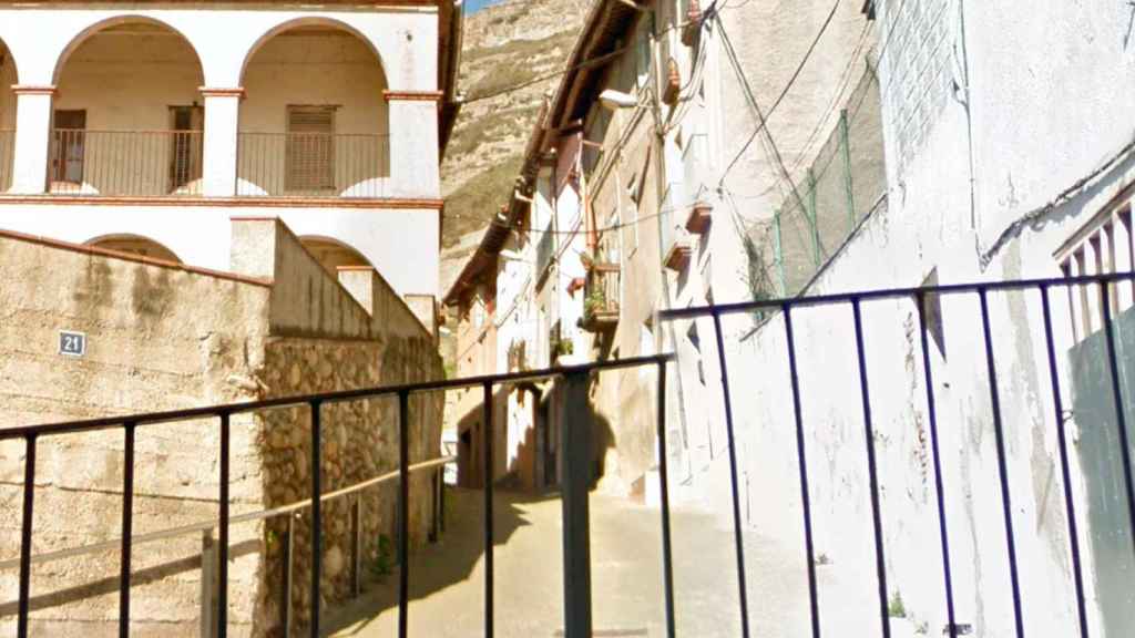 Calle Sant Martí, en Sant Hipòlit de Voltregà, lugar en el que un hombre a asesinado a un joven de 15 años / GOOGLE STREET VIEW