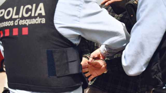 Los Mossos d'Esquadra efectúan una detención, como la las dos personas por robar joyas en una residencia de Girona / MOSSOS