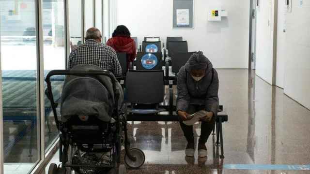 Varios pacientes en la sala de espera de un centro de atención primaria en la provincia de Girona / Glòria Sánchez (EP)