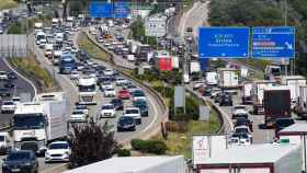 Imagen de colas anteriores en la autopista AP-7, una de las carreteras catalanas donde se ha elevado la mortalidad / EFE