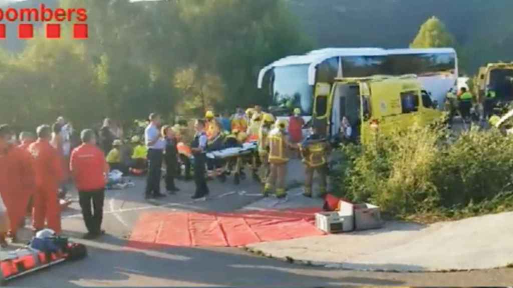 Actuación de los Bomberos de la Generalitat en el lugar del accidente / Bombers