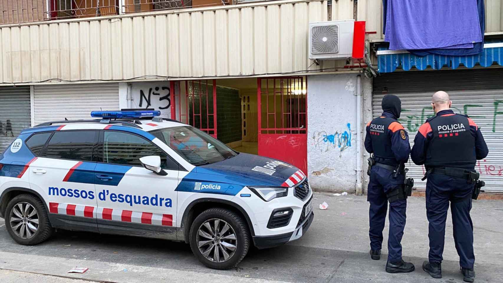 Dos agentes del Área Regional de Recursos Operativos de Mossos, en la operación de hoy / SC