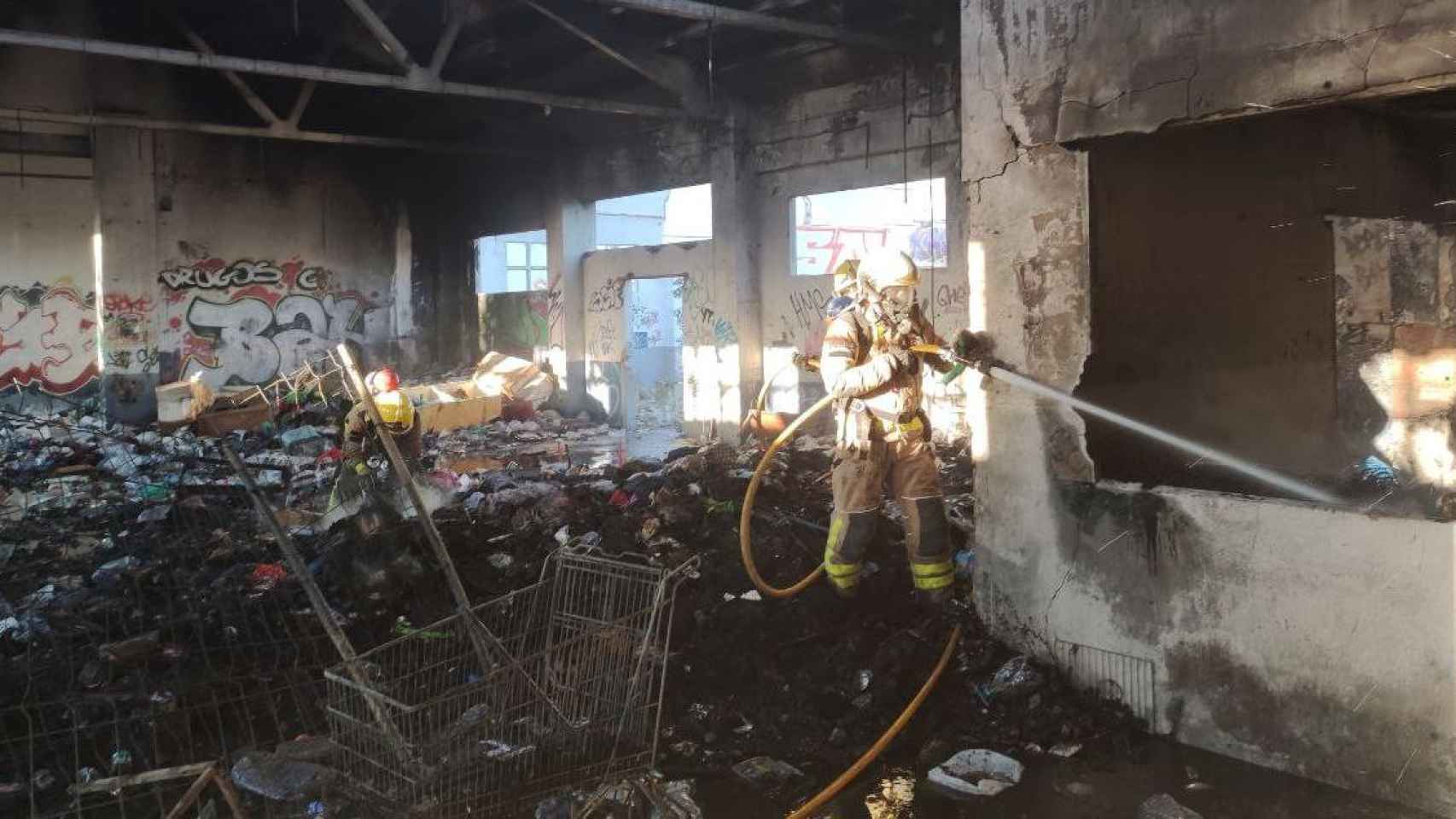 Interior de la nave okupada que se ha incendiado este lunes en Sant Pere de Ribes / BOMBERS