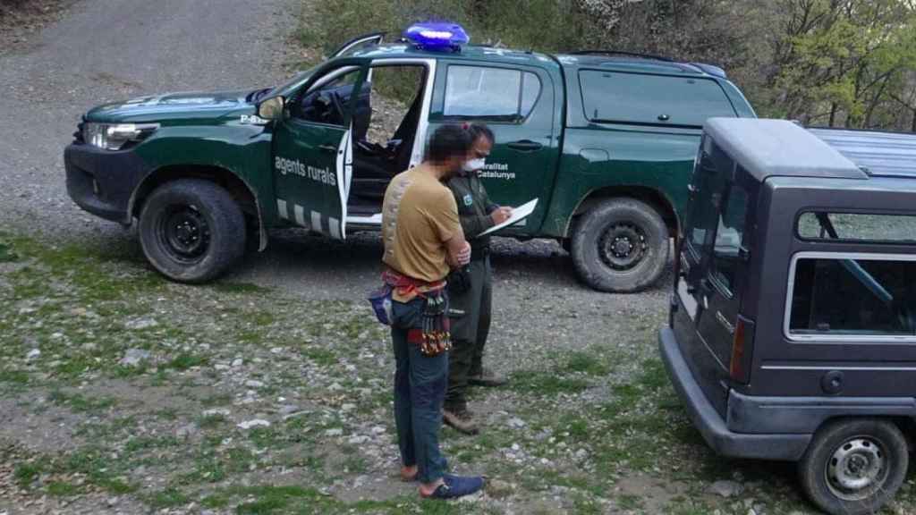 Dos agentes rurales en el ejercicio de sus funciones / AGENTES RURALES