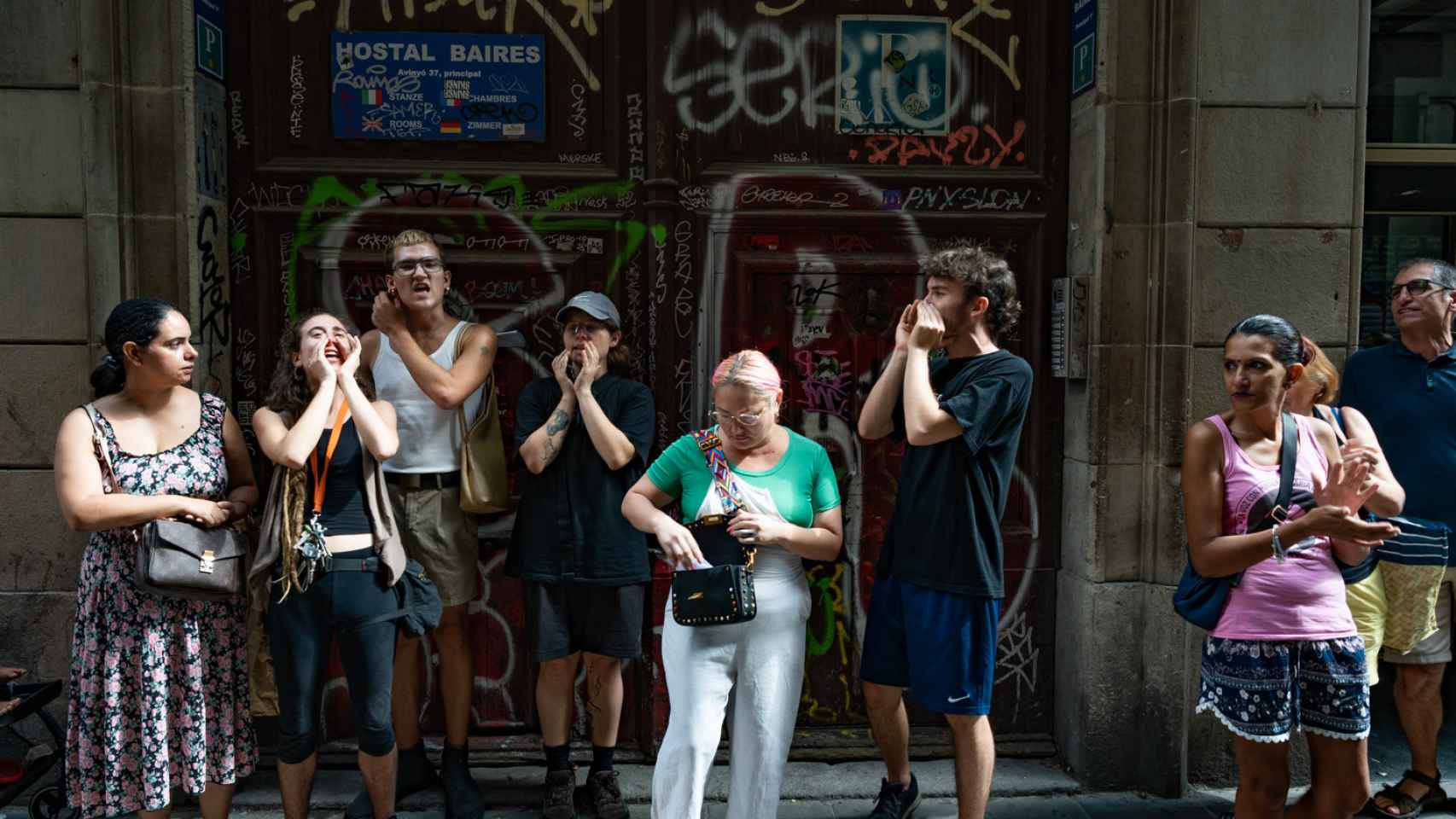 La plataforma Raval Rebel se manifiesta frente al hostal en el que reside la familia que está a punto de recibir una ayuda social / LUIS MIGUEL AÑÓN (CG)