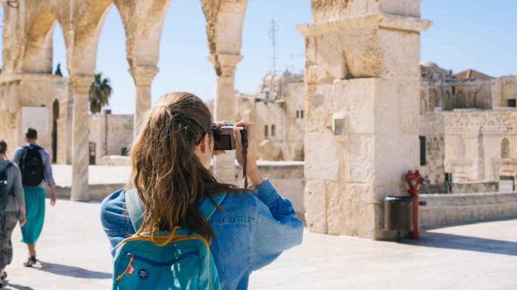 Una turista toma una fotografía / PEXELS