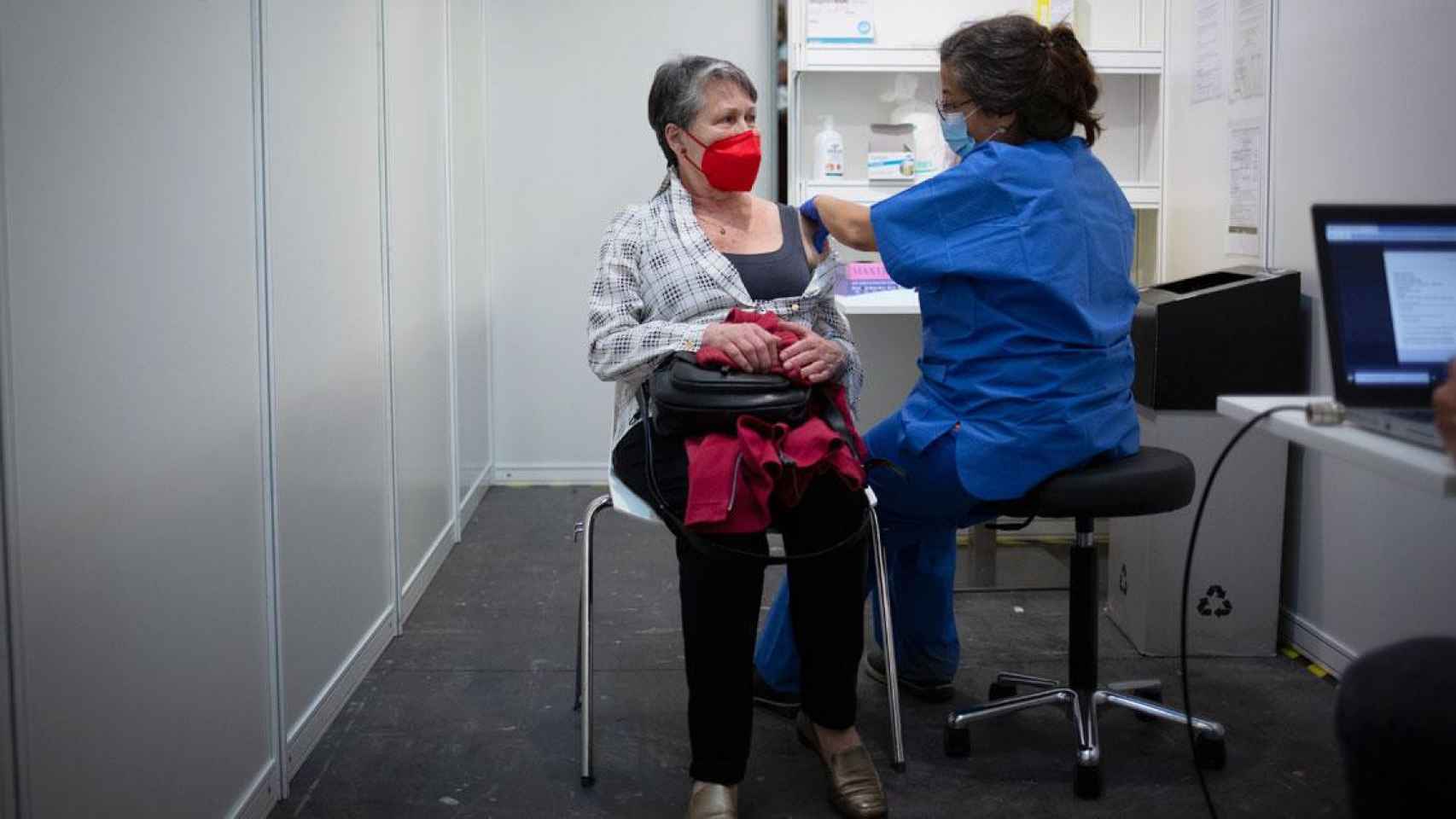 Una sanitaria administra la vacuna en el recinto de Fira de Barcelona, una tarea a la que pronto se sumarán las mutuas / EP