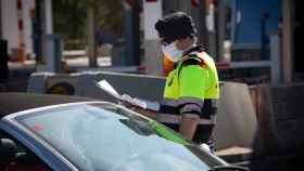 Un control de movilidad los mossos en un peaje de La Roca del Vallès / EP