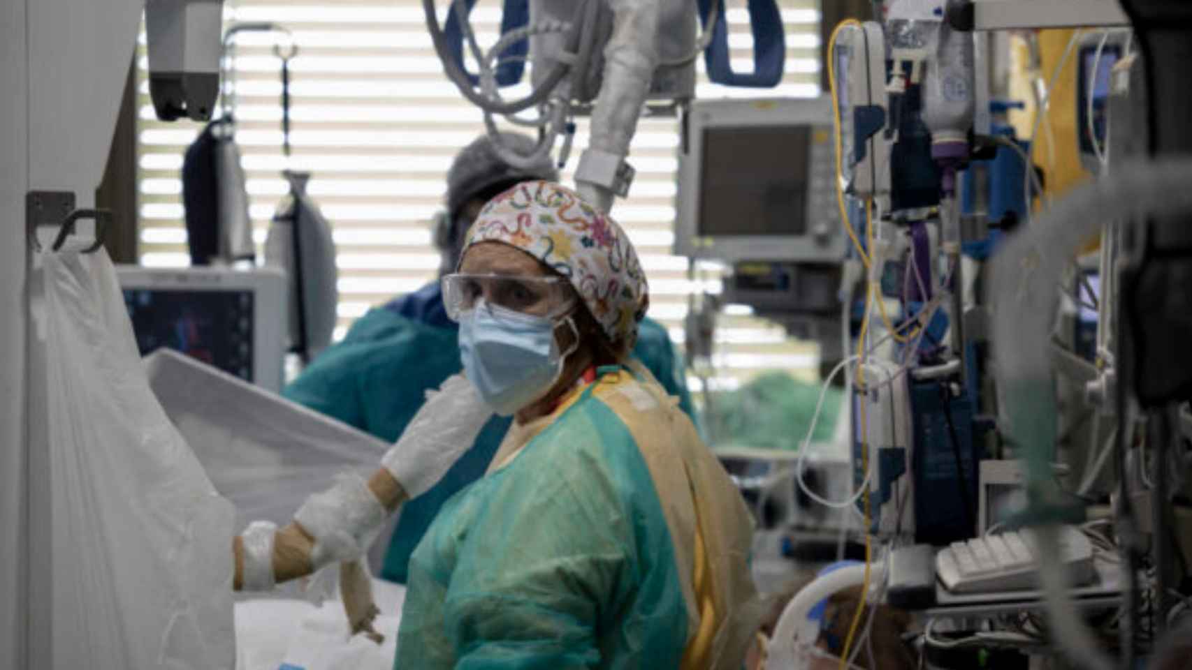 Una enfermera atiende a un paciente en plena ola de presión hospitalaria / EUROPAPRESS