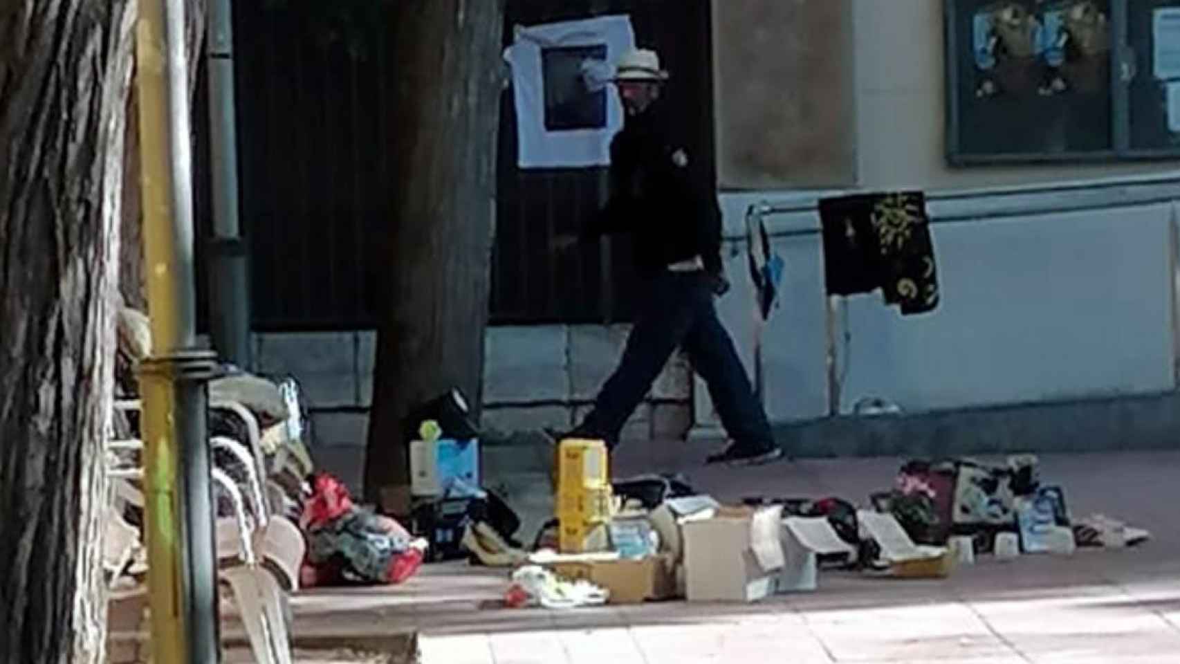 Imagen de uno de los vagabundos en la puerta de la Iglesia de Mar / AAVV Baix a Mar de VILANOVA I LA GELTRÚ