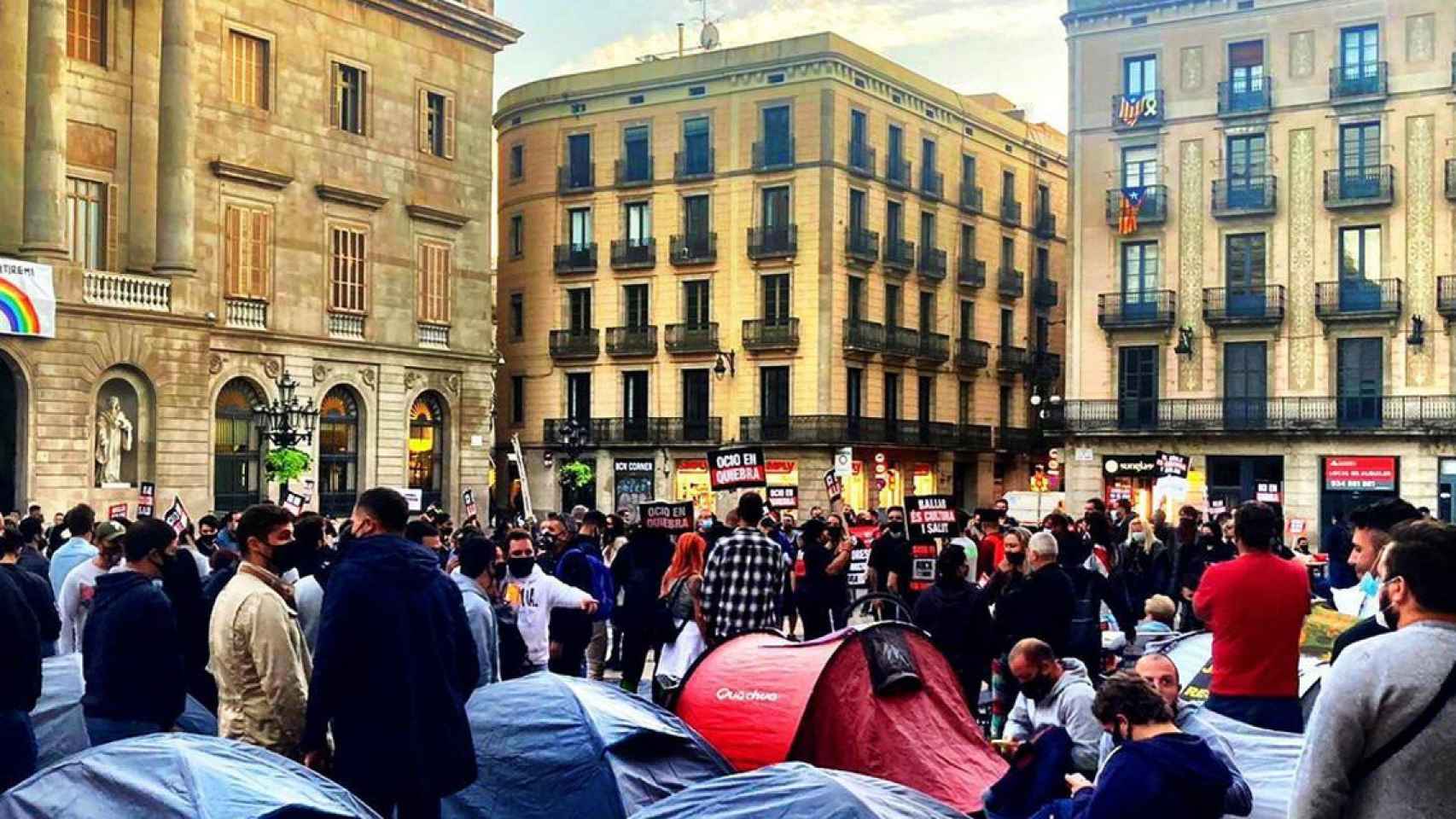 Acampada de representantes del ocio nocturno en plaza Sant Jaume / GERENCIA FIHR