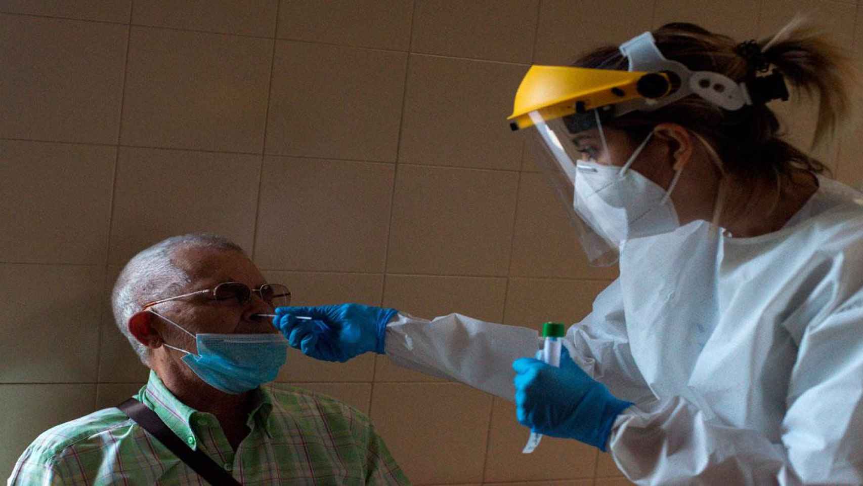 Sanitaria realizando una prueba PCR para detectar el Covid /EFE