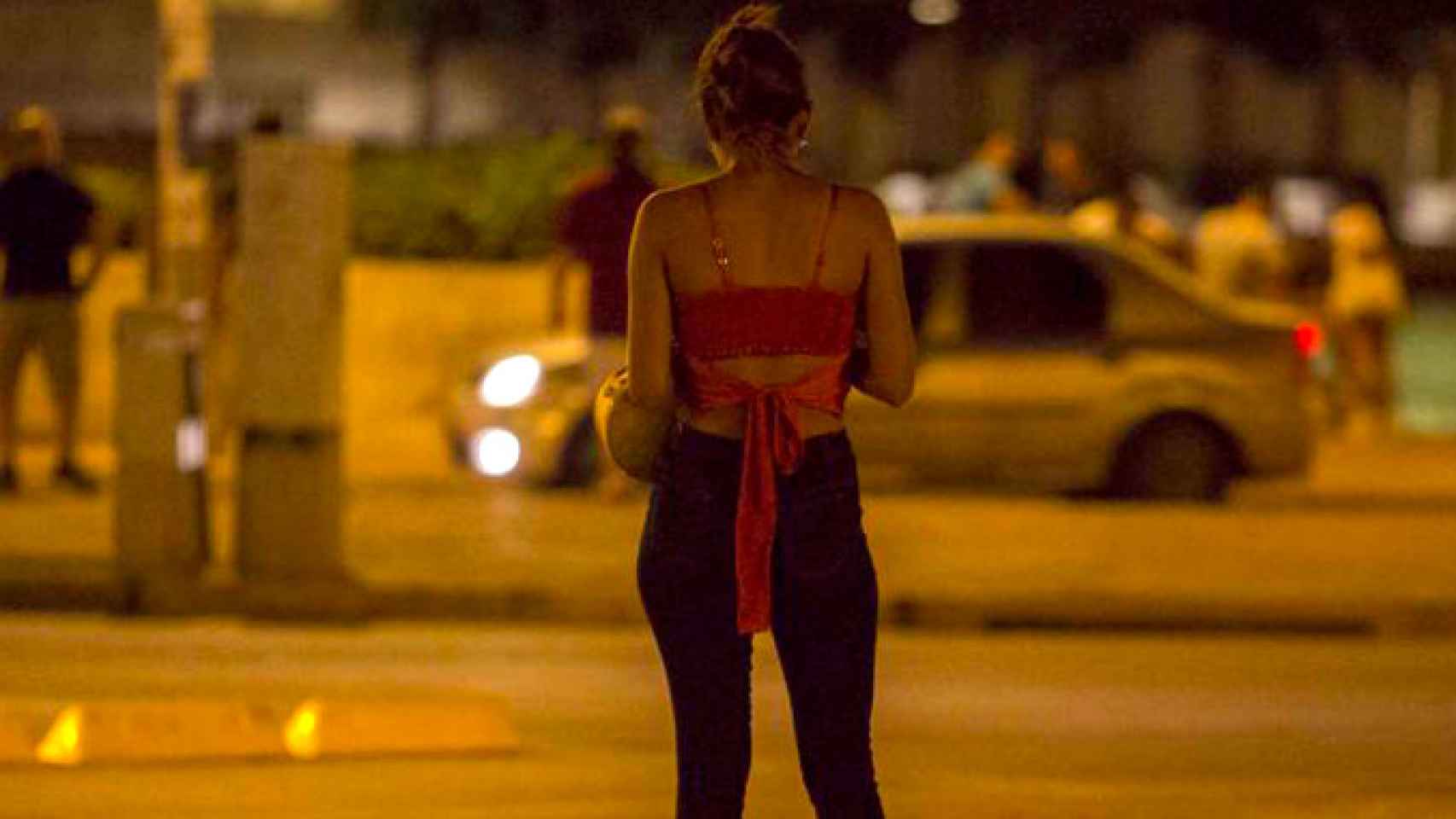 Una mujer tiene que prostituirse en la calle / EFE