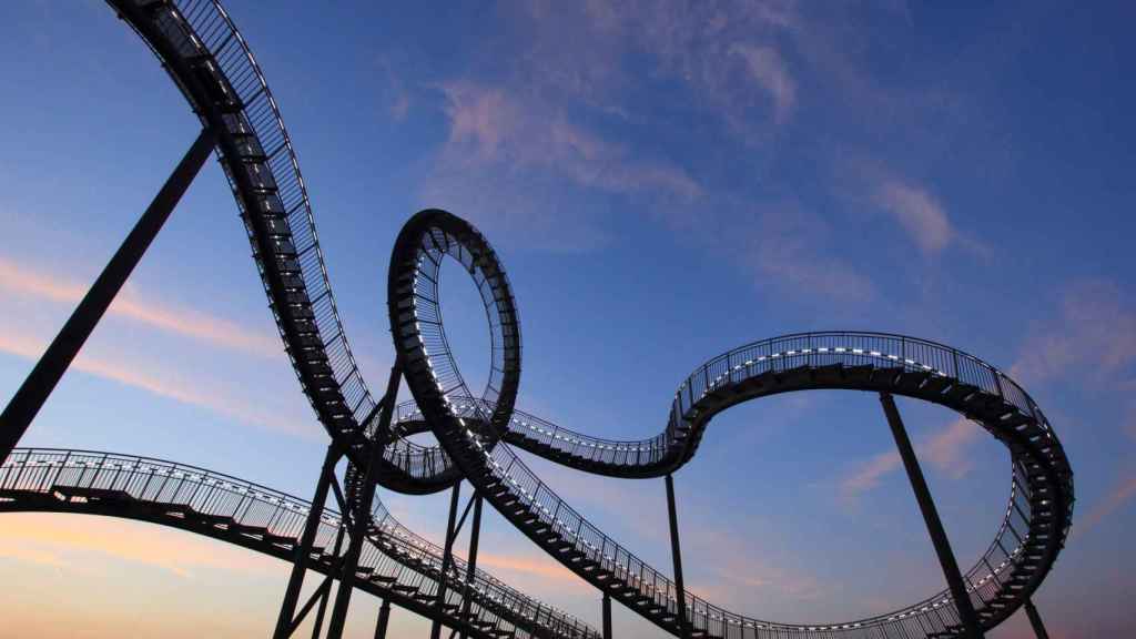 Montaña rusa de parque de atracciones