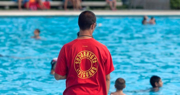 Un socorrista vigila una piscina para evitar ahogamientos / EFE