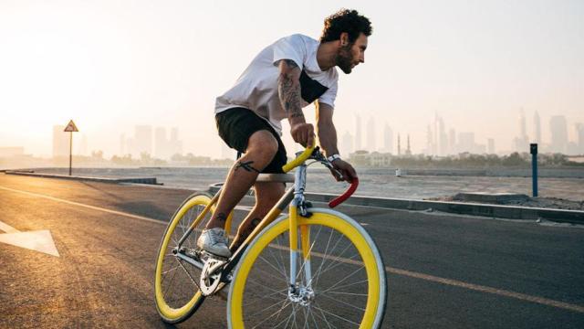 Ciclista montado en una bicicleta / UNSPLASH