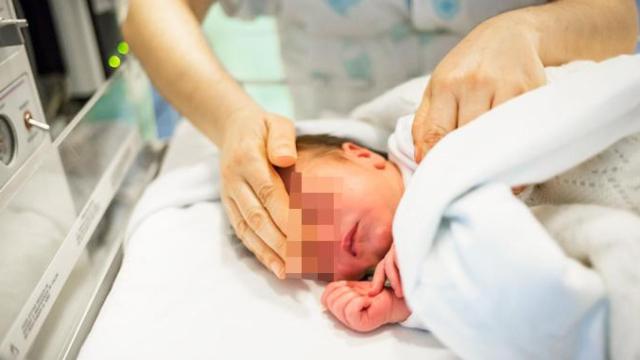 Imagen de un bebé en el servicio de Neonatología del Hospital Vall d'Hebron de Barcelona / CG