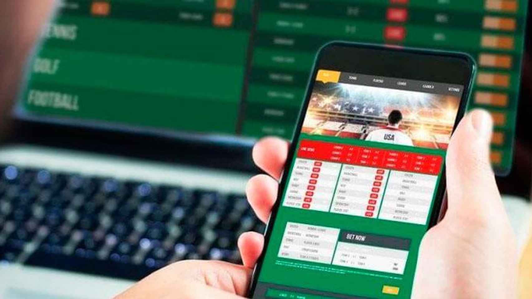 Un jugador de apuestas on line mientras ve un partido de fútbol