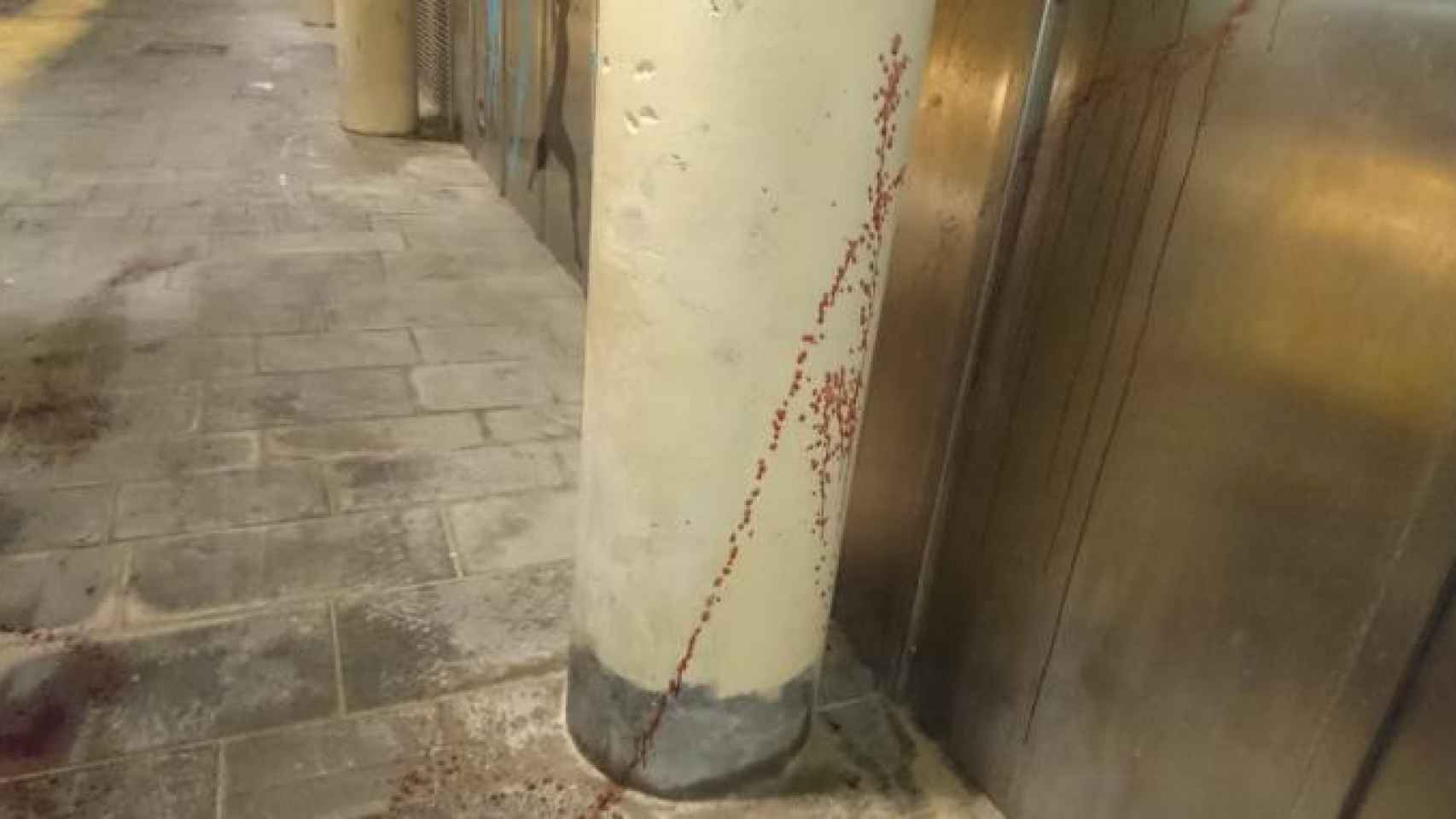 Chorretones de sangre del turista al que ladrones le seccionaron una arteria el martes en Barcelona / CG