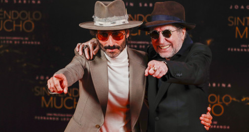 El músico y compositor Joaquín Sabina (d) posa junto al músico Leiva (i) durante la presentación del documental Sintiéndolo mucho en Madrid, este martes. El documental se estrena en cines en España el próximo 17 de noviembre / EFE/ Luis Millan