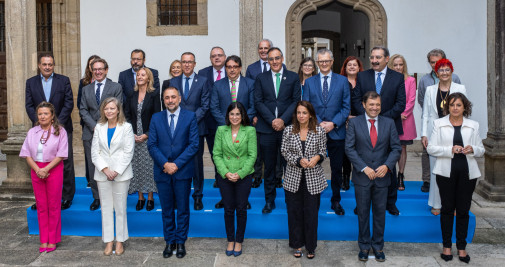 La subsecretaria de Sanidad, Dionisia Manteca; el consejero de Sanidad de Galicia, Julio García Comesaña; la ministra de Sanidad, Carolina Darias; la secretaria de Estado de Sanidad, Silvia Calzón; y el secretario General de Salud Digital, Juan Fernando Muñoz; posan antes de la reunión del Consejo Interterritorial / EUROPA PRESS