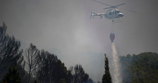 Un helicóptero trata de sofocar las llamas del incendio declarado el pasado lunes en Ateca, Zaragoza, hoy miércoles, y que ha calcinado más de 5.600 hectáreas y mantiene en vilo a los vecinos de seis localidades que han sido desalojados en la zona - EFE/ Javier Cebollada
